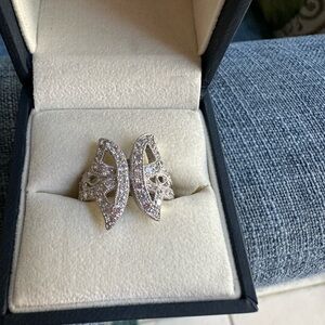 Dazzling Silver Women's Ring with Intricate Design